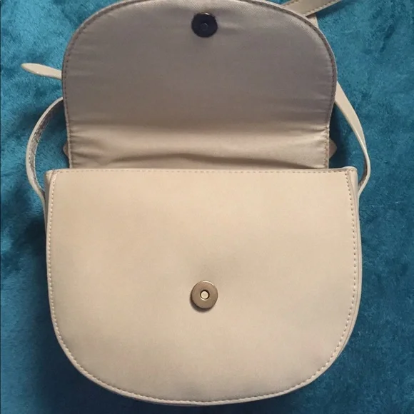 Universal Thread Tan Snakeskin Crossbody New - Picture 9 of 13